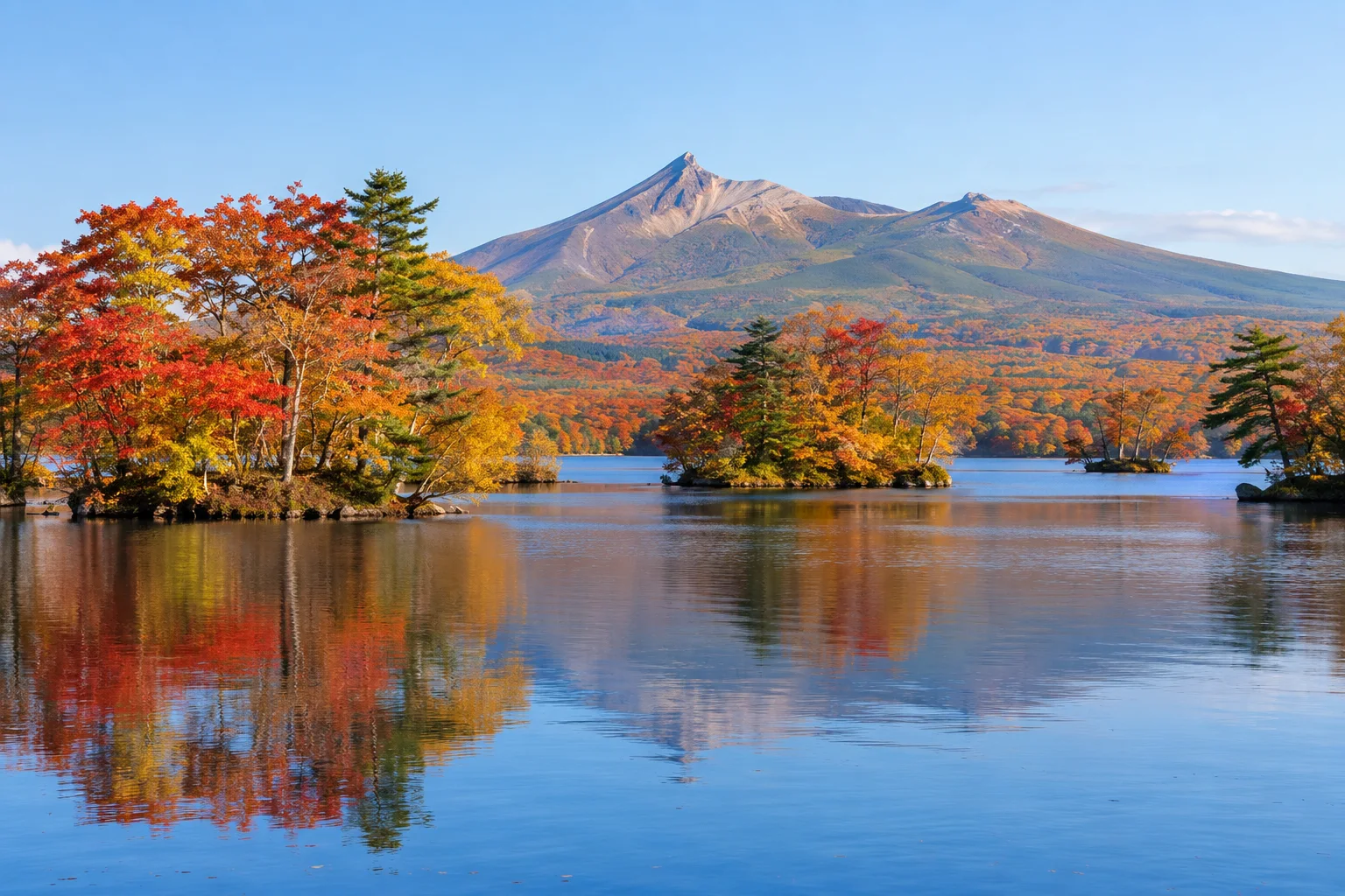 北海道大沼國定公園秋色湖泊與駒岳