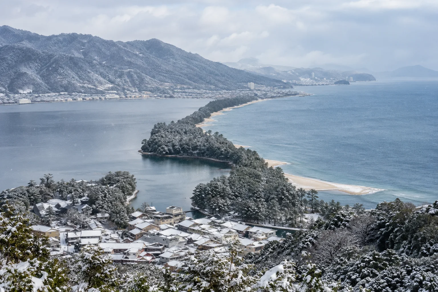 天橋立松林沙洲冬日雪景
