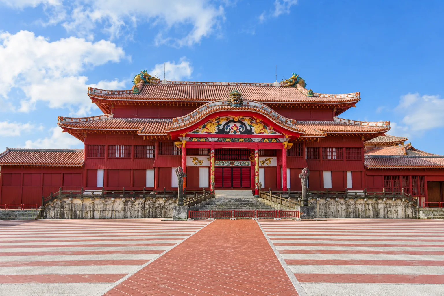 沖繩首里城的紅色琉球宮殿與庭院
